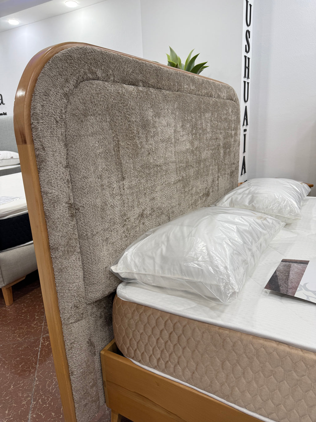 Lit USHUAÏA – Bois de Hêtre & Finition Capitonnée Premium