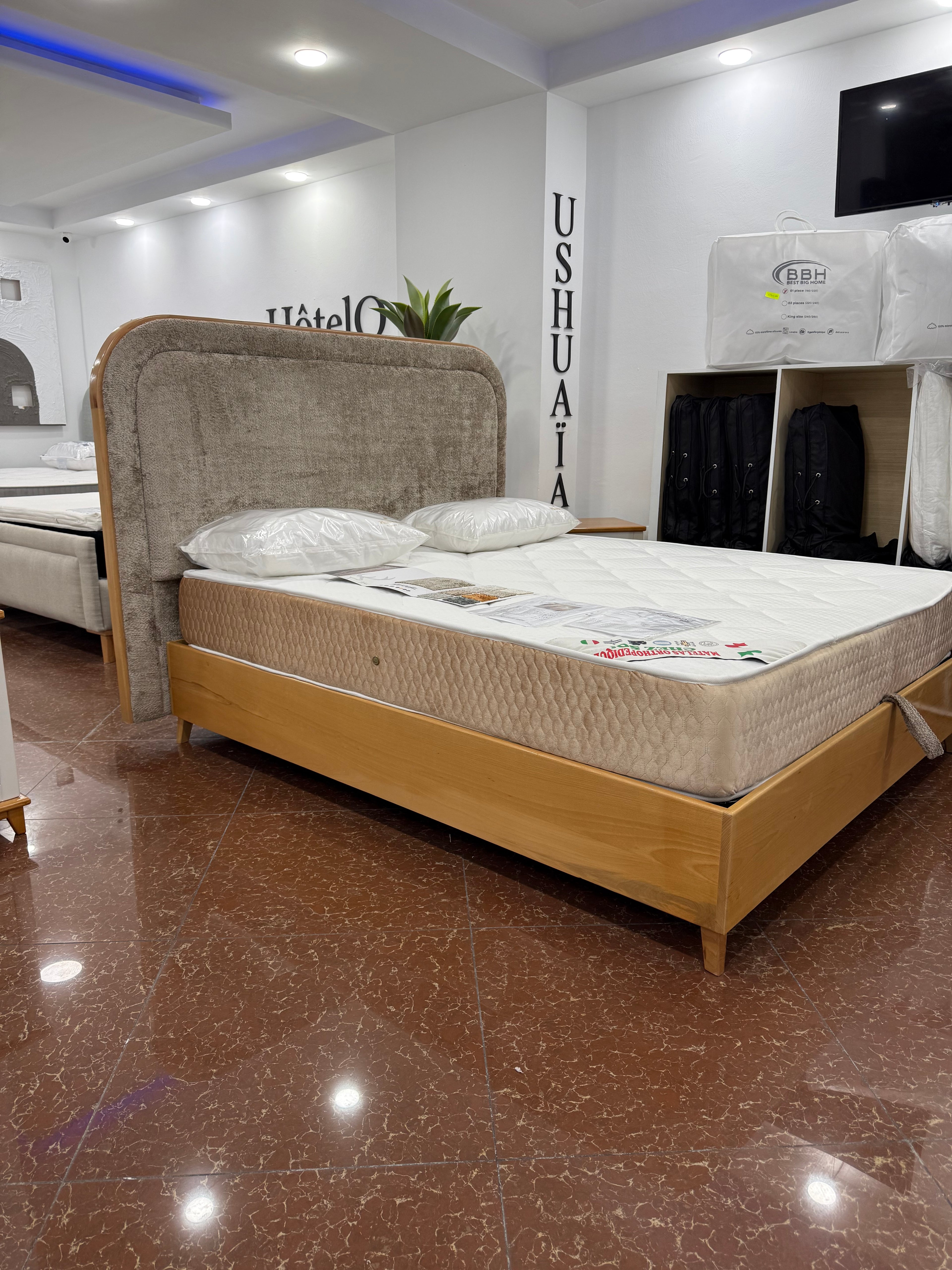 Lit USHUAÏA – Bois de Hêtre & Finition Capitonnée Premium